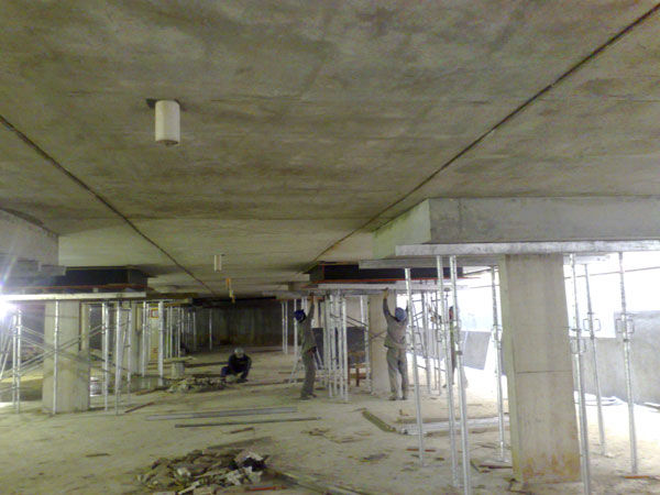 Reforços em lajes e capiteis devido à baixa resistência do concreto